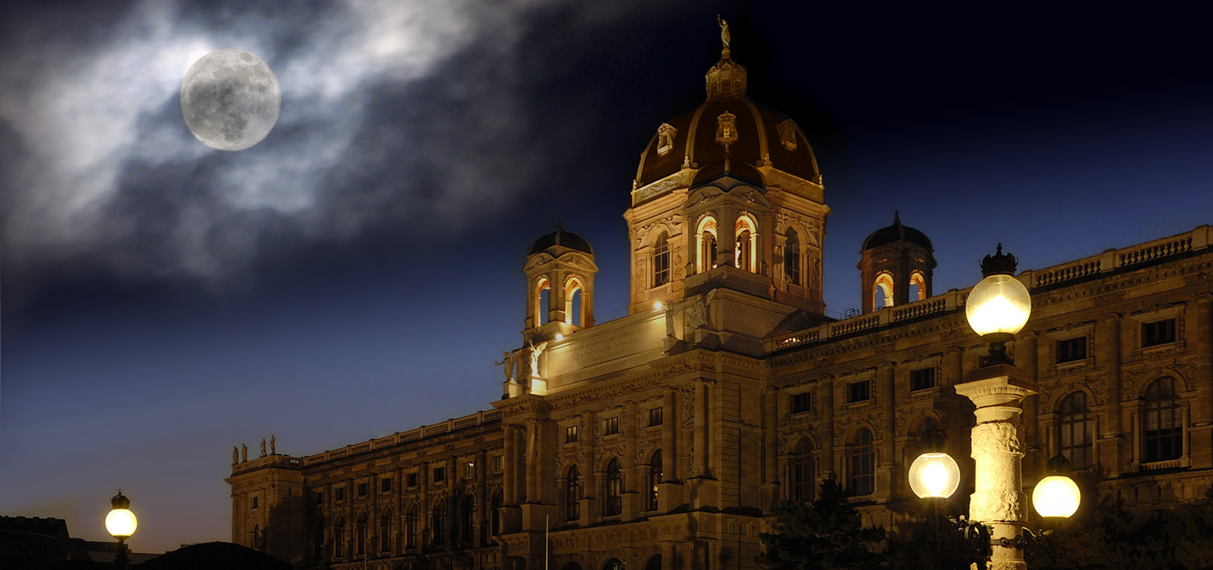 Nacht_Erwachsene_©NHM Wien Nacht Erwachsene Nacht_Erwachsene_©NHM Wien A Night at the Museum for Adults_©NHM Wien Historisches Gebäude des NHM Wien mit Kuppel unter nächtlichem Himmel; der Vollmond ist hinter einem Wolkenschleier zu sehen.