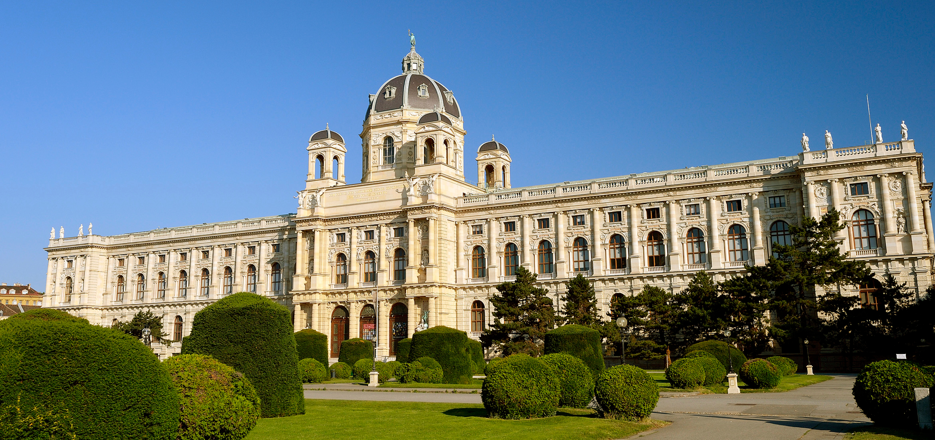 NHM Wien @Kurt Kracher, NHM Historisches Gebäude des Naturhistorischen Museums Wien mit Kuppel und symmetrischer Fassade, umgeben von gepflegtem Garten